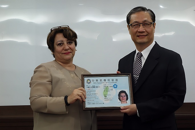 Wakil Direktur Jenderal Badan Imigrasi, Zhong Jingkun (kanan), menyerahkan kartu izin tinggal permanen "Plum Blossom Card" kepada Dr. Jamnia Mojdeh dari Universitas I-Shou (kiri) pada tanggal 15 Maret 2017. (Foto / Tangkapan layar dari situs Pusat Layanan Gabungan Selatan Kantor Eksekutif Yuan)